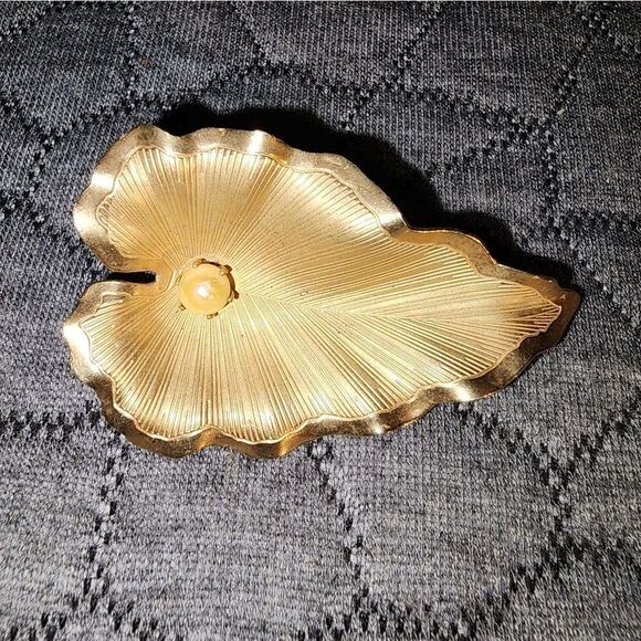 Gold Leaf-Shaped Brooch - Picture 4 of 5